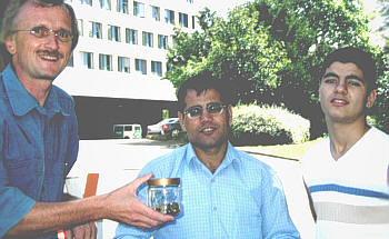 Hessisches Innenministerium und ein Glas voller M�nzen: 25 Euro.