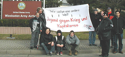 Demo vor der Airbase am 8. M�rz 2003.